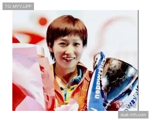 刘诗雯生活照接地气，冠军脸拎菜袋我笑喷了